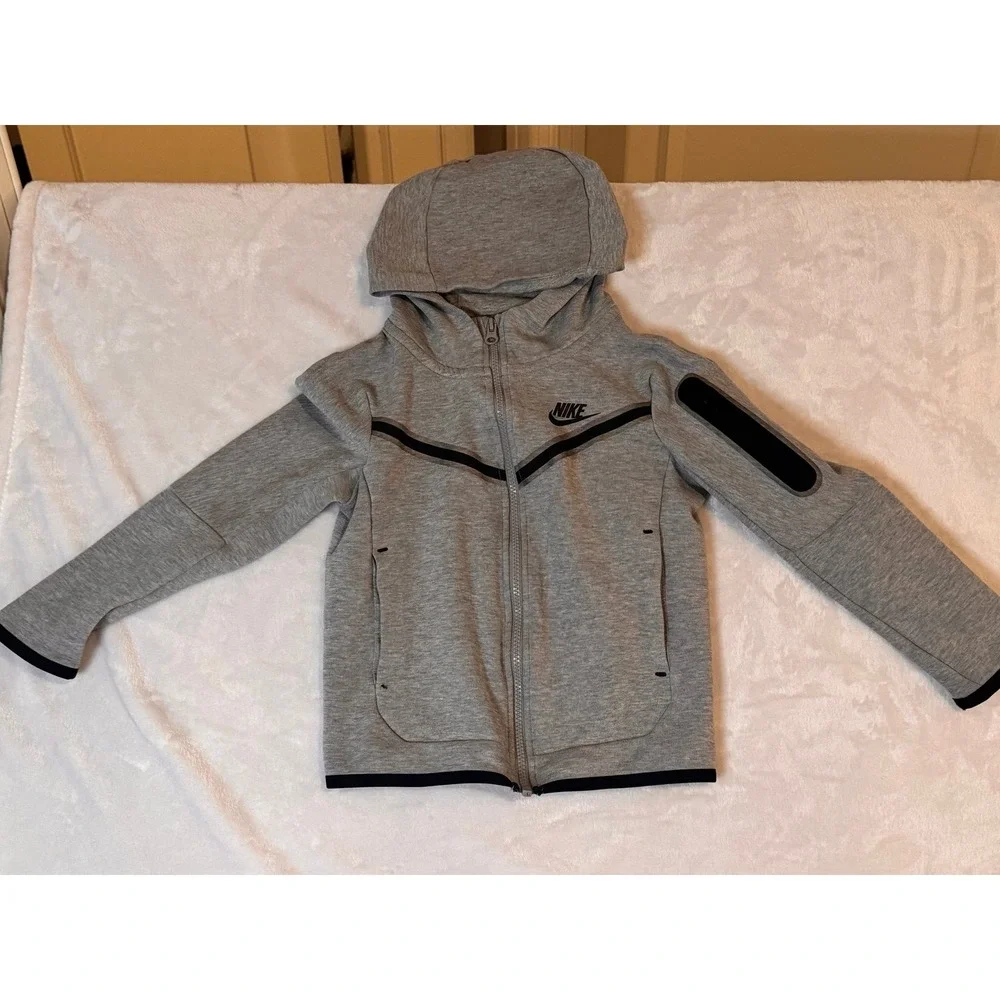 boys nike tech size xs, zip up
